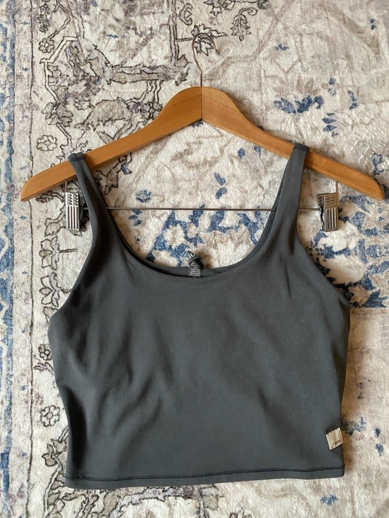 Vuori Tops - Like new! Vuori Scoop Neck Crop Tank Top in Charcoal